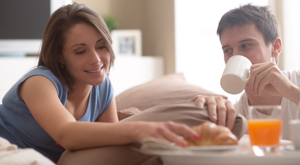 couple-eating-breakfast-in-bed